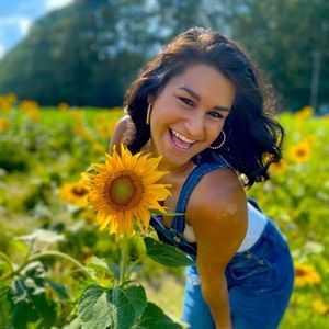 Meet your Posher, Desi